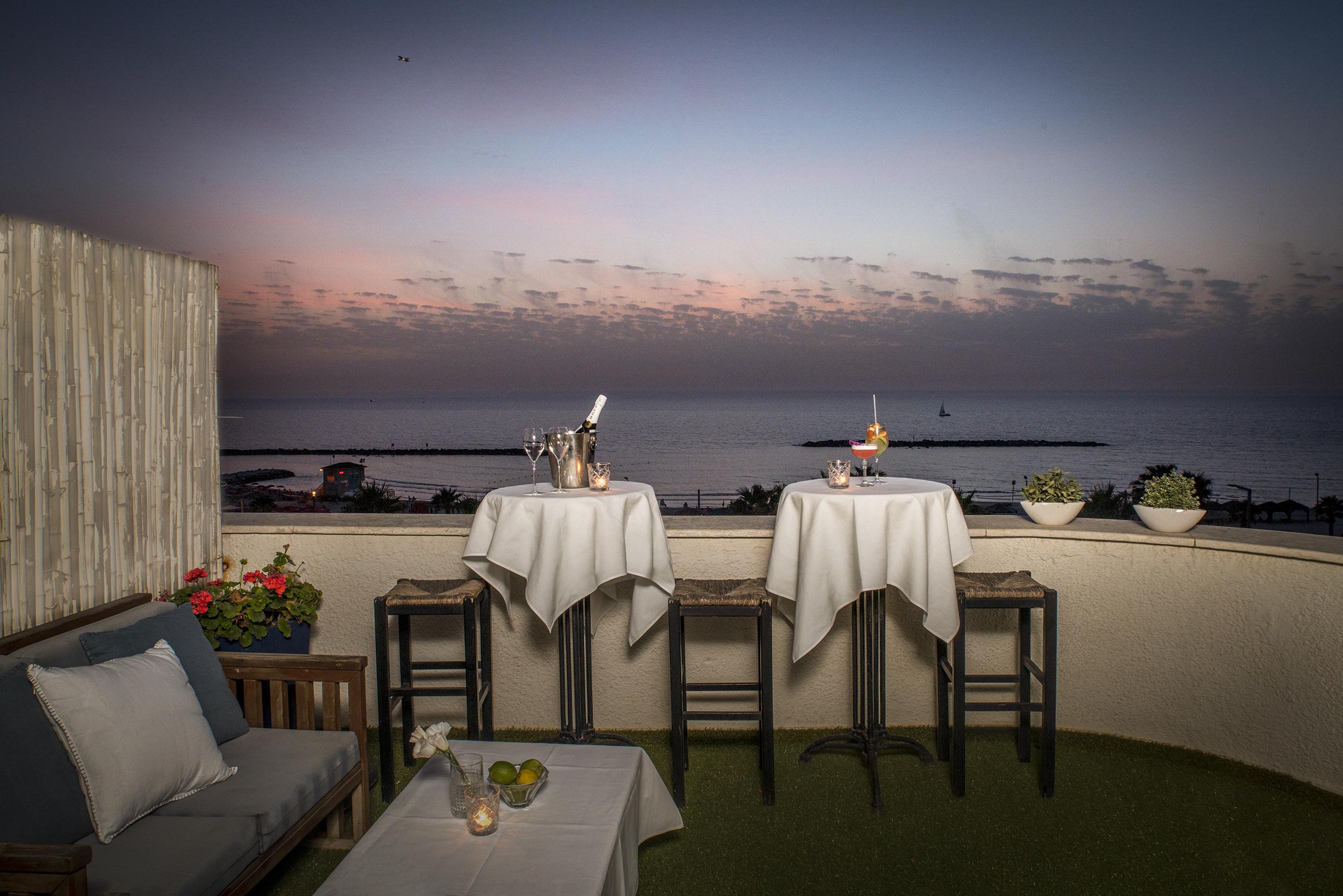 Dream Beach 98 Hotel And Spa Tel Aviv Exterior photo